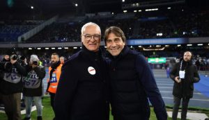 Antonio Conte abbraccia Claudio Ranieri - foto LaPresse - Fattidipallone.it