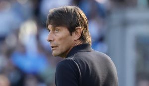 Antonio Conte guardingo - foto LaPresse - Fattidipallone.it