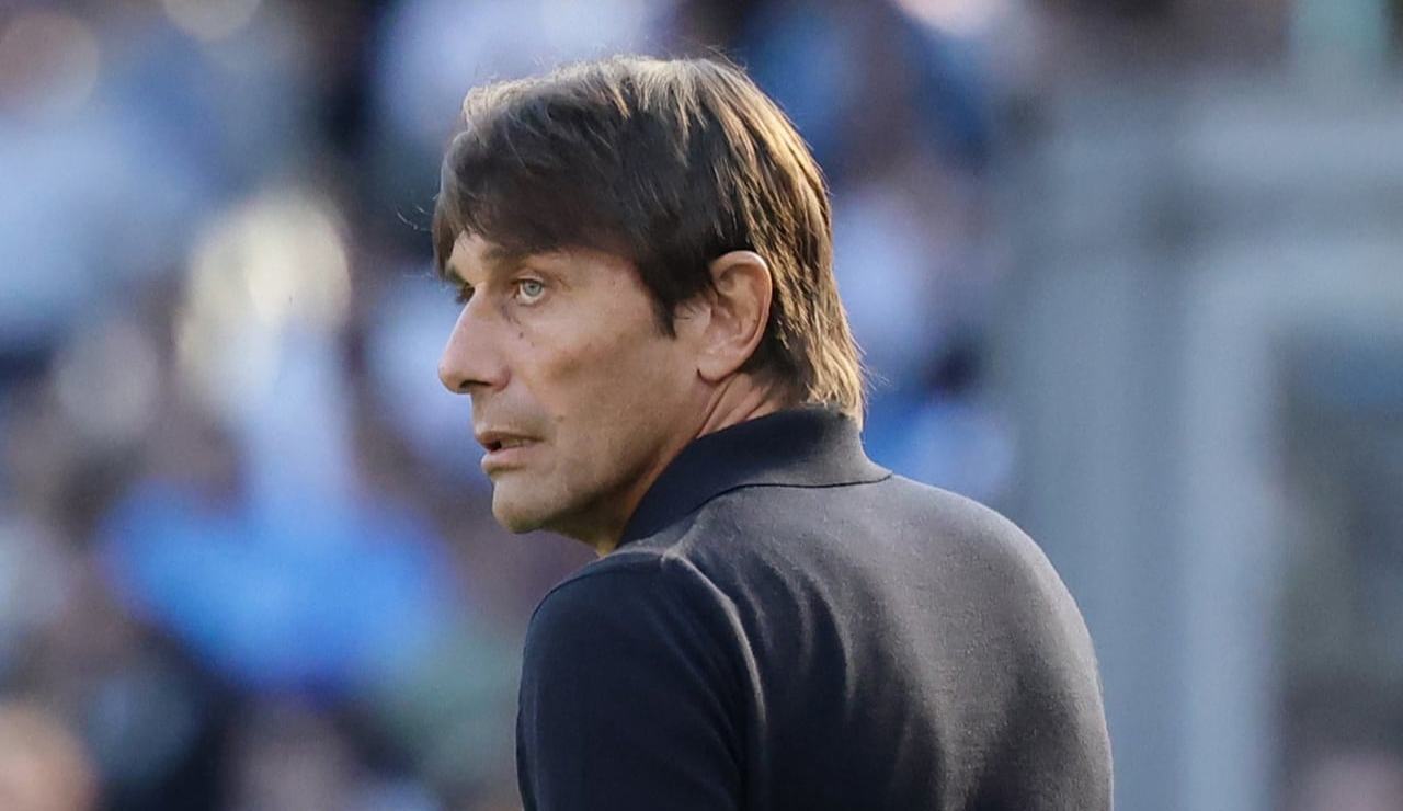 Antonio Conte guardingo - foto LaPresse - Fattidipallone.it