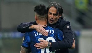 Inzaghi abbraccia Lautaro - foto LaPresse - Fattidipallone.it
