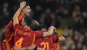 La Roma che esulta - foto LaPresse - Fattidipallone.it