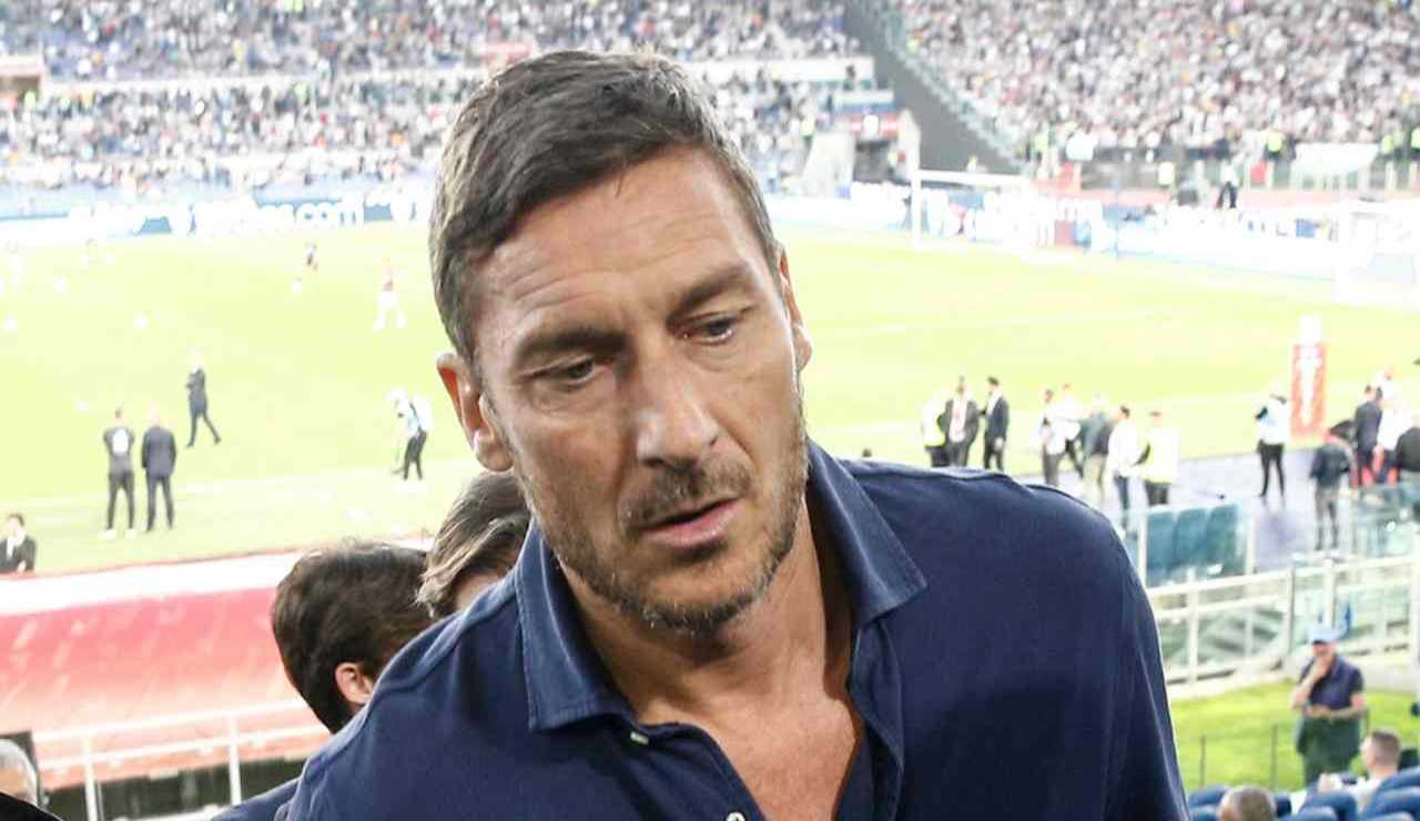 Francesco Totti sugli spalti - foto LaPresse - Fattidipallone.it