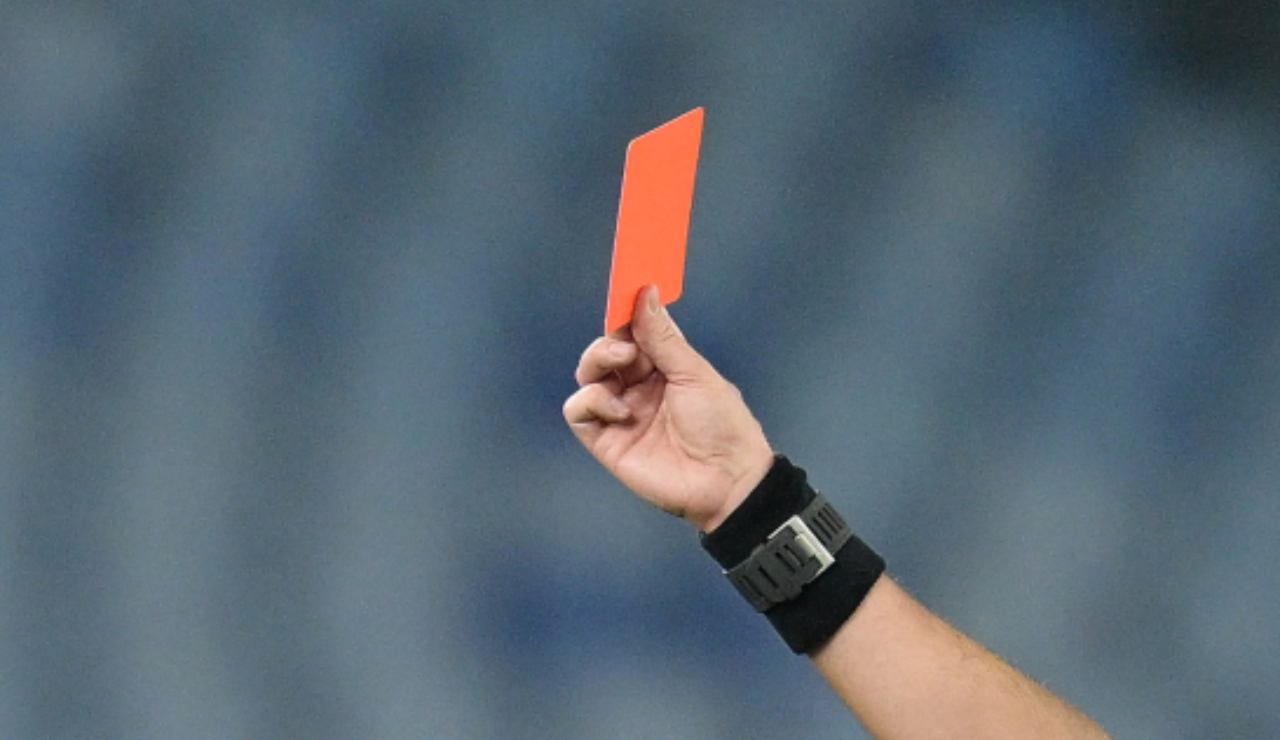 ROSSO E TRE GIORNATE DI SQUALIFICA: decisione durissima dell’arbitro | In campo solo a fine stagione