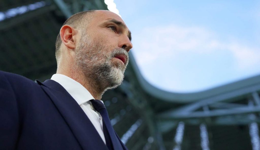 VIA CON IL TECNICO A LUGLIO: la Juventus mette alla porta il giocatore | Deve trovare subito una nuova squadra