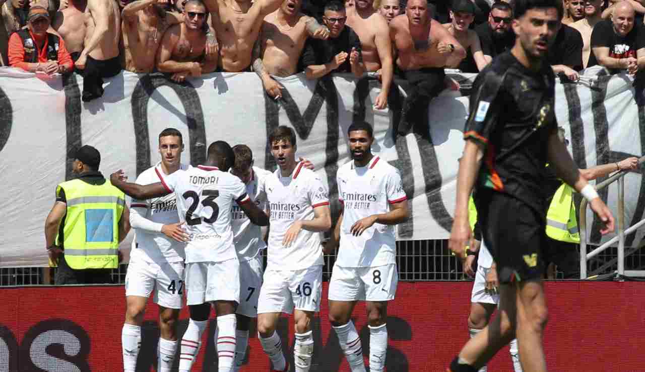FACCIA A FACCIA NELLO SPOGLIATOIO DEL MILAN: intera squadra convocata dal calciatore | Mai successo prima