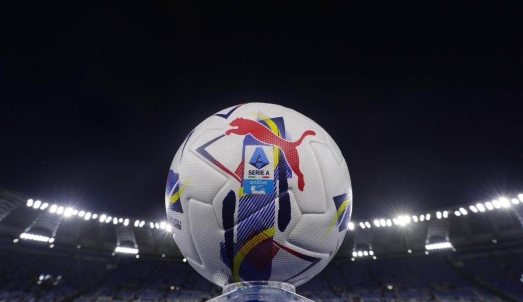 PRESI A PUGNI NELLO SPOGLIATOIO: scoppia la rissa dopo la partita | Coinvolto un calciatore della Serie A