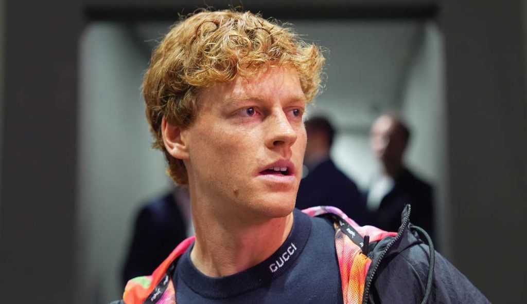 DEVE RITIRARSI DAL TORNEO: Jannik Sinner lo ha scoperto all’improvviso | Deciso un lungo stop