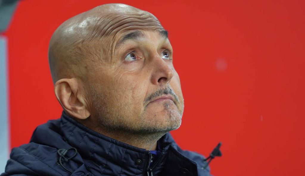 GLI STRAPPANO LA FASCIA DAL BRACCIO: addio immediato alla Nazionale | Non sarà più il Capitano